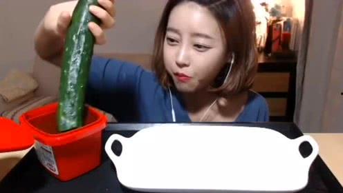 美女吃脆瓜视频