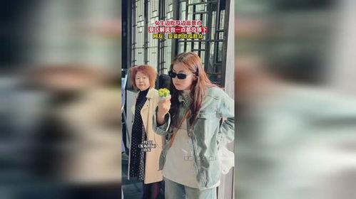 美女边吃瓜边逛景点视频,美女带你畅游景点