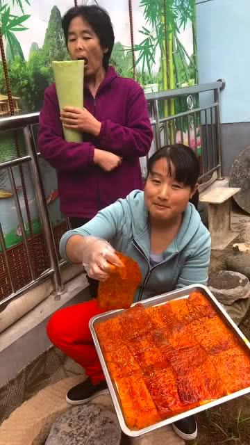 群众吃超级大瓜视频,群众围观网络奇观